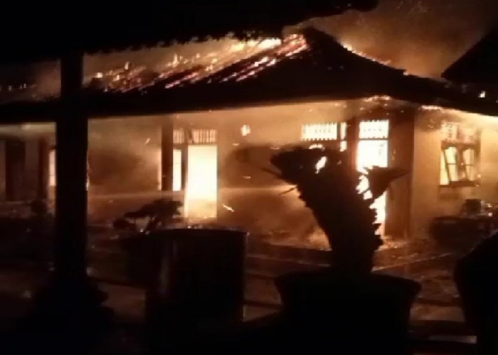 HANGUS : Api berkobar membakar bangunan Bale Delod milik penjual nasi tahu legendaris di Banjar Gelulung, Desa Sukawati, Kecamatan Sukawati, Gianyar, Bali, terbakar hebat, Minggu malam (6/8).