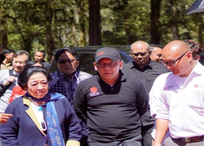 BERKUNJUNG : Kunjungan Megawati Soekarno Putri ke kawasan konservasi Ilmiah Kebun Raya Bedugul.