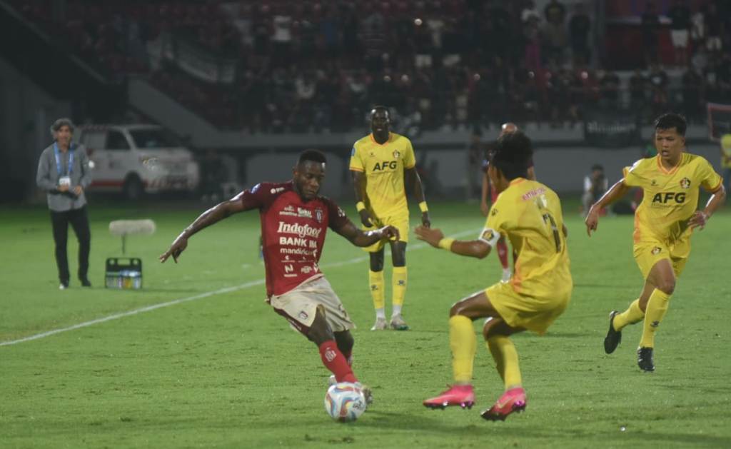 UNDERPERFORM: Winger Bali United, Privat Mbarga (kiri) terlihat kurang maksimal saat melawan Persik Kediri, Senin (7/8) malam.
