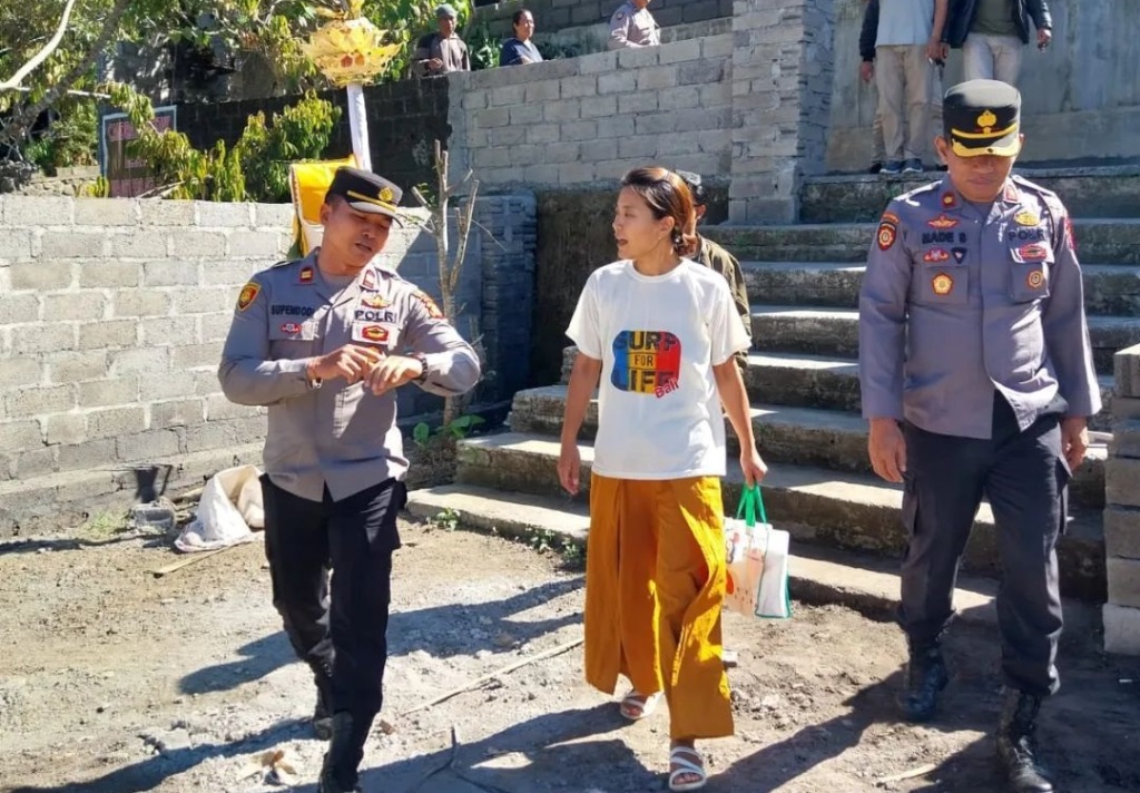 Mrs Yn yang diamankan Polsek Rendang karena melakukan perusakan di Pura Goa Raja Besakih Karangasem Bali