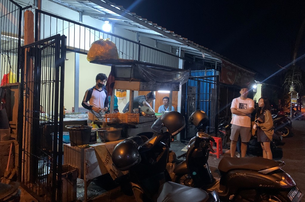 Mie Lontong Tahu Badrun, salah satu rekomendasi kuliner malam di Denpasar Bali.