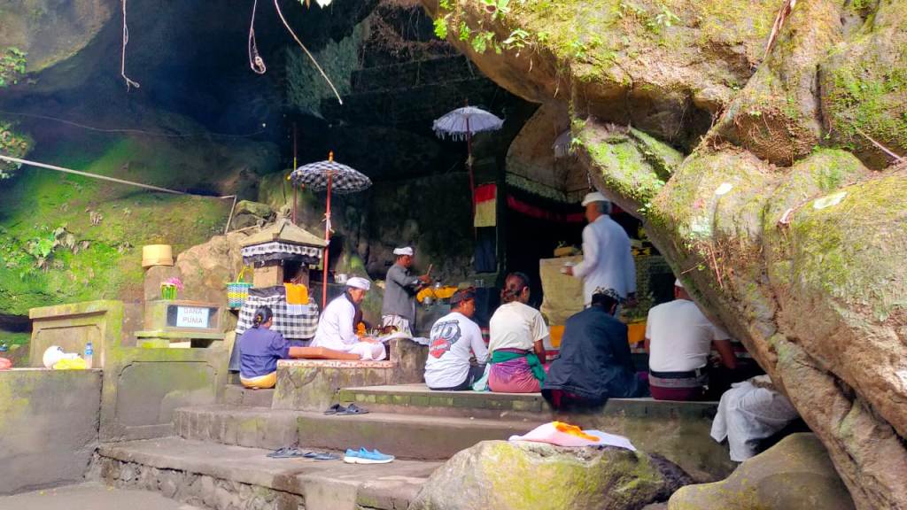Pengemong Pura Goa Raja Besakih melakukan pamrasyascita alit setelah dirusak oleh WNA asal Korea