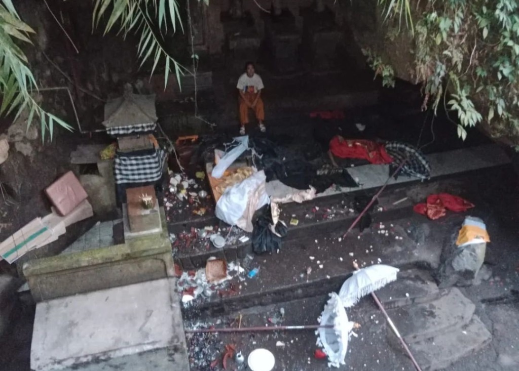 Seorang WNA asal Korea melakukan perusakan Pura Goa Raja Besakih di Karangasem Bali.