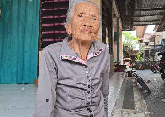 MELEGENDA : Gusti Ayu Soli atau Niang Soli saat ditemui dirumahnya di Desa Saba, Kecamatan Blahbatuh, Gianyar, Bali.