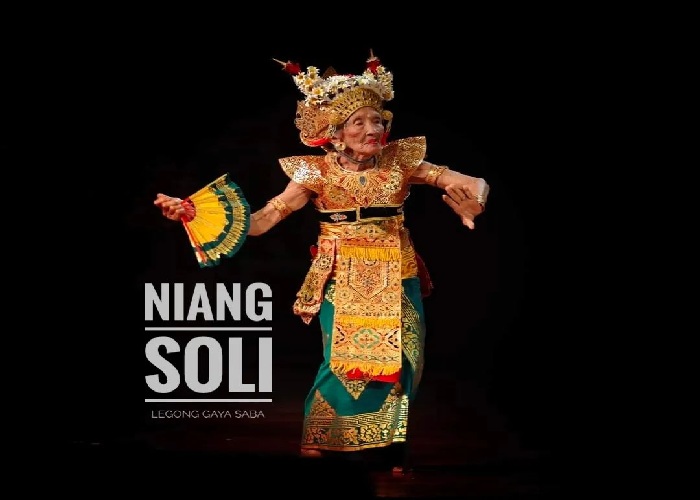 Niang Soli saat menarikan Tari Legong Bapang Saba.