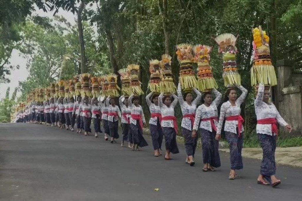 Wanita Hindu Bali harus menata rambutnya saat ke pura.