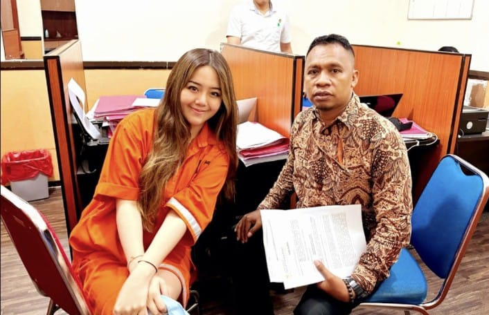 Selebgram Natasha didampingi penasihat hukumnya Yanuar Nahak diadili dengan dakwaan melanggar ITE.