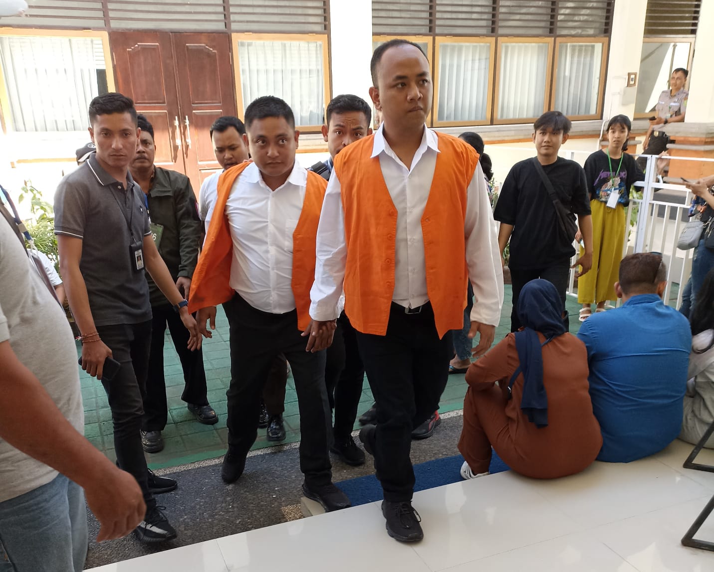 Dua orang pengeroyok Tu Pekak mulai disidangkan di Pengadilan Negeri Denpasar, Selasa (8/8).