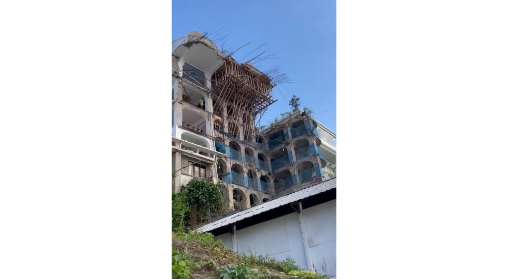Bangunan restoran dan villa di Jalan Pantai Bingin, Desa Pecatu, Kuta Selatan, diduga melanggar sempadan tebing.
