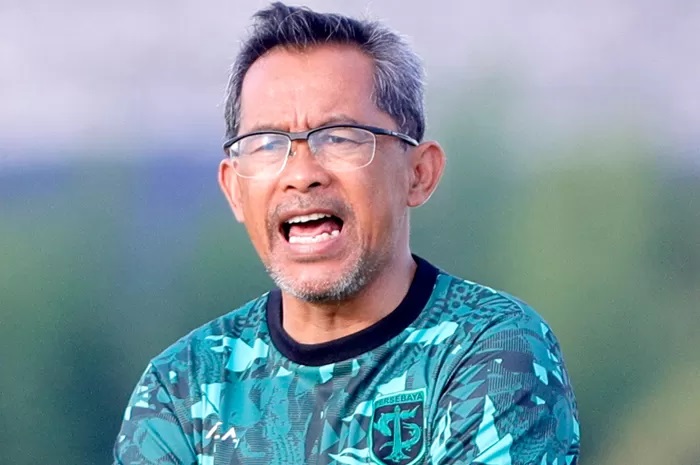 Aji Santoso, pelatih Persebaya Surabaya yang diistirahatkan.