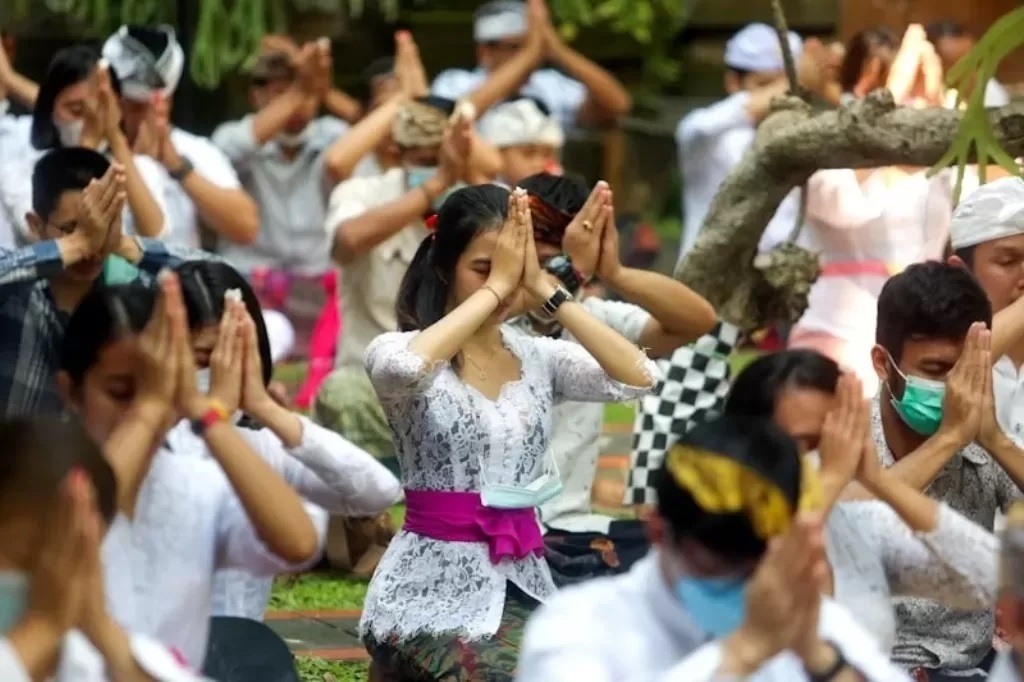 Umat Hindu di Bali sembahyang menggunakan bunga.