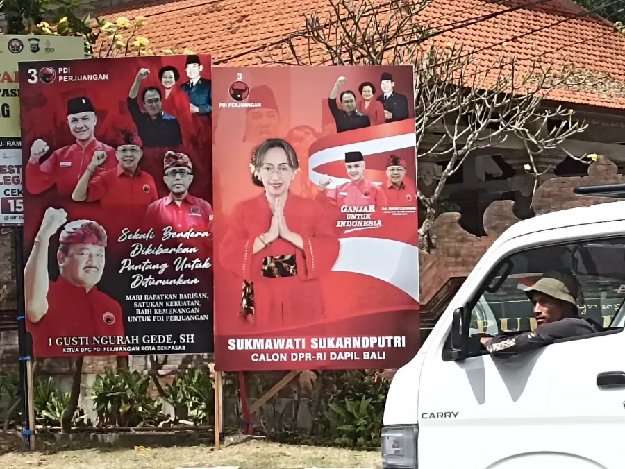 Baliho Sukmawati Soekarnoputri sebagai caleg DPRRI dari dapil Bali di Jalan Cok Agung Tresna, Denpasar.