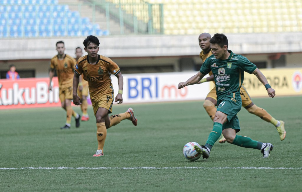 Pemain Persebaya Sho Yamamoto mencoba melewati hadangan pemain Bhayangkara FC.