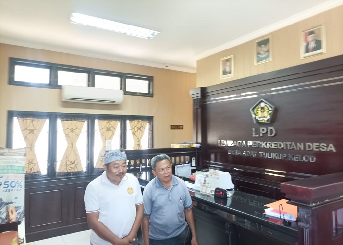 BANGKIT : Bendesa adat Tulikup Kelod I Nyoman Sukarsa di dampingi Plt Ketua LPD Dewa Putu Raka saat memberikan keterangan pers, Rabu (9/8).