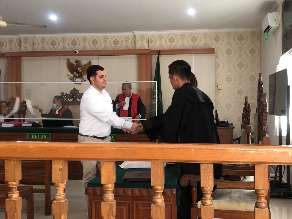 Muhamad Nizar Zghaib alias Agung Nizar Santoso divonis dua tahun penjara dalam kasus penyuapan pegawai pemerintah di Bali dalam pembuatan identitas kependudukan.