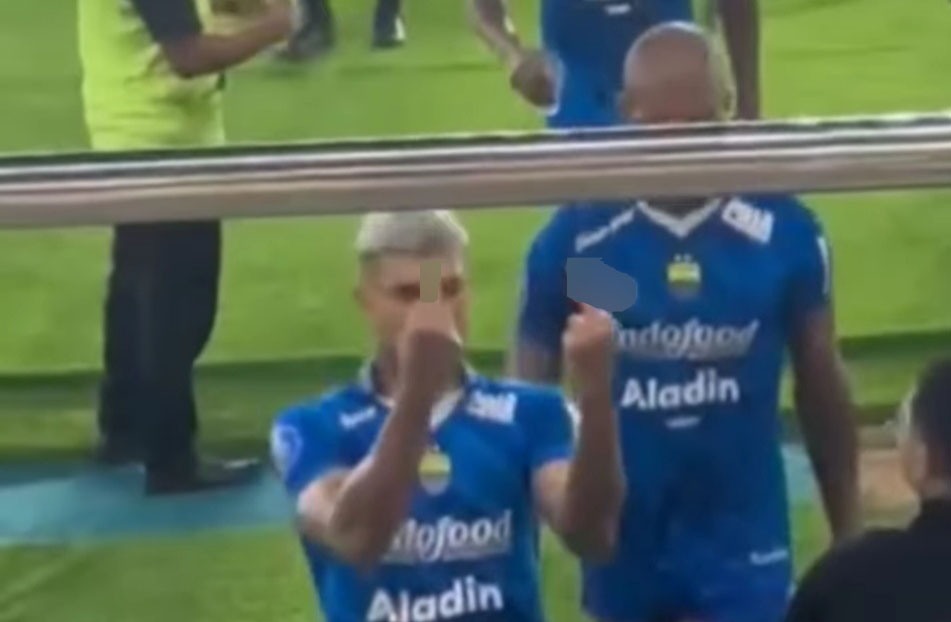 Pemain Persib Bandung Ciro Alves mengacungkan jari tengah ke arah tribun penonton