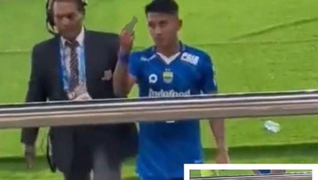 Pemain Persib Bandung I Putu Gede Juniantara mengacungkan jari tengah ke arah tribun penonton