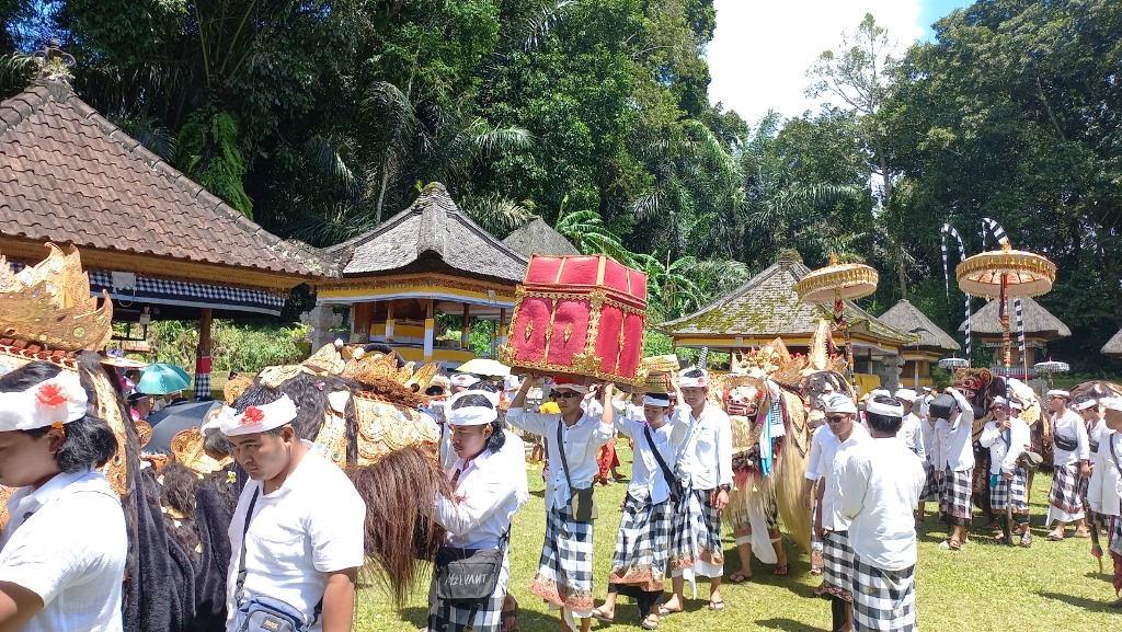NGELAWANG: Tradisi ngelawang yang dilakukan saat hari raya Galungan dan Kuningan berawal dari sebuah mitologi yang ditulis dalam bentuk lontar.