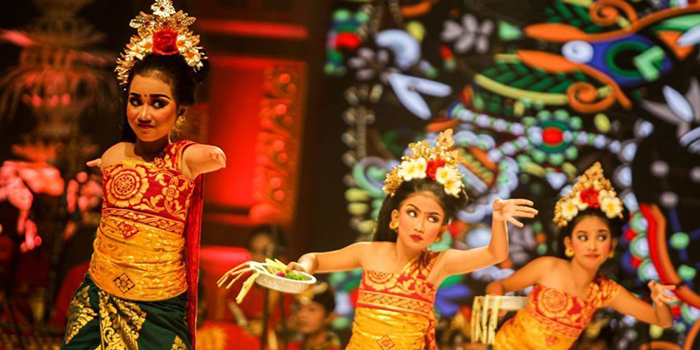 MENARI: Gek Resya saat membawakan sebuah tarian Bali bersama teman-temannya. Meski memiliki keterbatasan fisik, Gek Resya punya cara menutupi kekurangan.