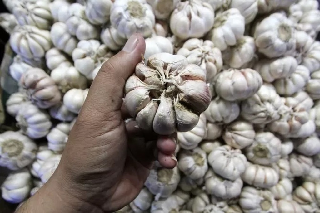 BAWANG PUTIH: Harga bawang putih di Pasar Badung naik sebesar Rp 3.000 per kilogramnya. Ini update harga bahan pokok di Pasar Badung.