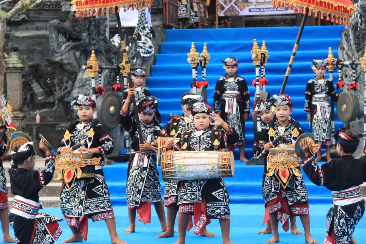 MEMUKAU : Penampilan sekaa baleganjur  remaja di Panggung Terbuka Pura Jagatnatha, Rabu (9/8).