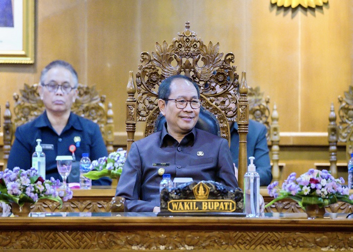 RAPAT PARIPURNA: Wabup Ketut Suiasa saat Rapat Paripurna DPRD Badung di Ruang Sidang Utama Gosana, Kantor DPRD Badung, Rabu (9/8).