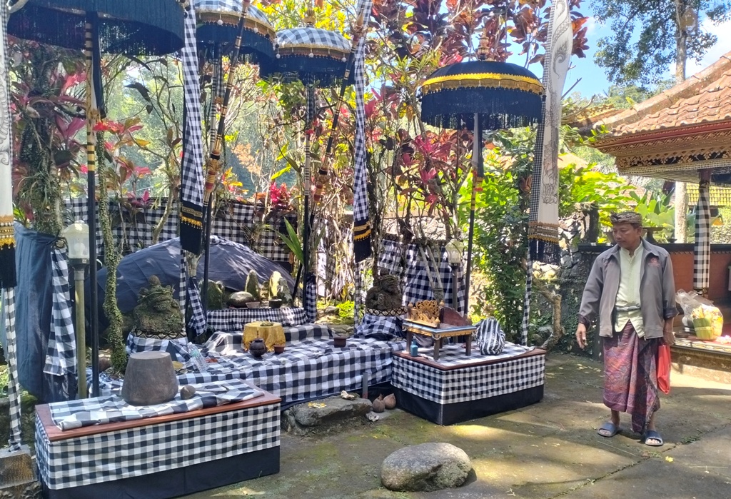 Pura Pecalang menjadi bagian dari Pura Luhur Pekiyisan, Beji Agung Sad Kahyangan Jagad Bali, Luhur Batukaru yang terletak di Desa Babahan, Penebel, Tabanan.