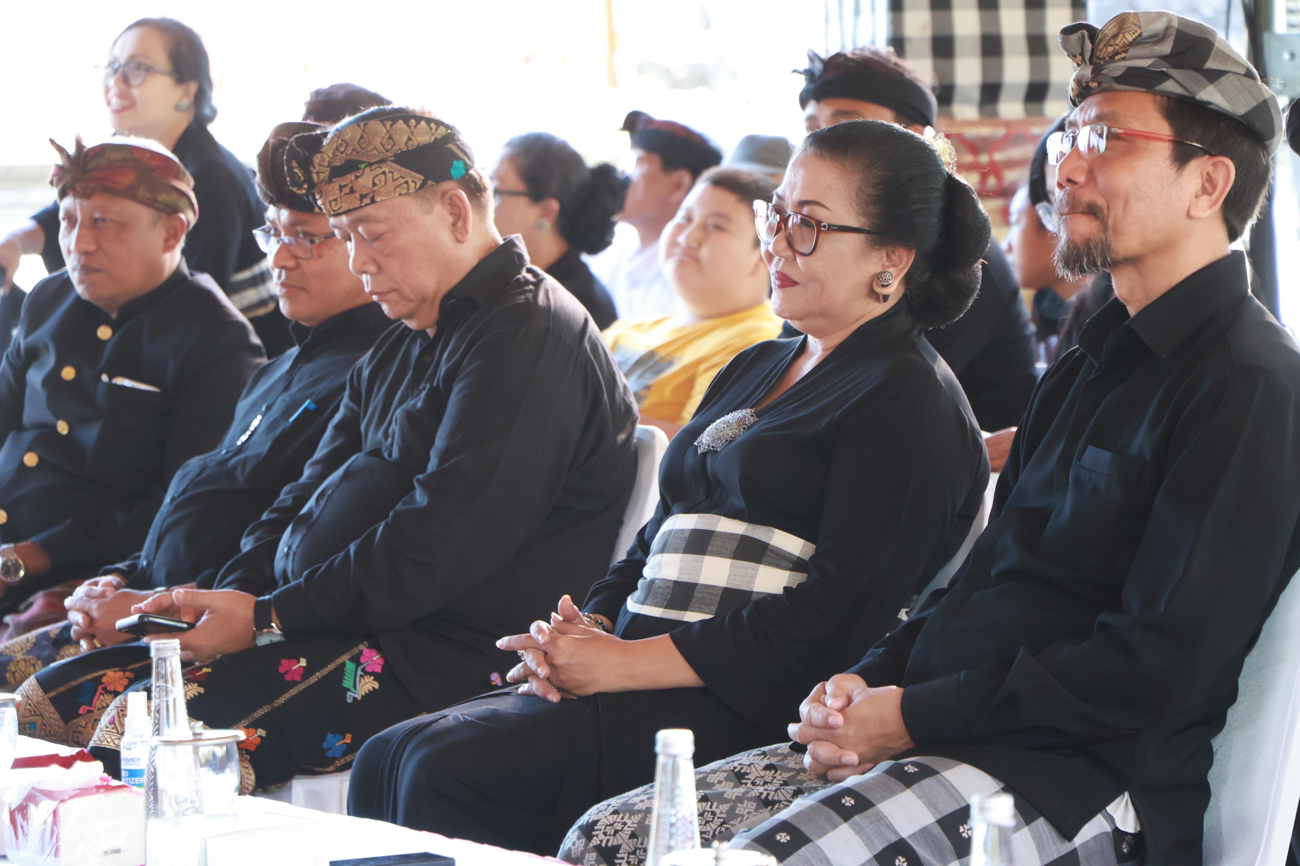 Manggala Utama Paiketan Krama Istri Bali (PAKIS) MDA Bali Ny. Putri Suastini Koster (dua dari kanan) bicara soal tari Rejang saat acara Tresna lan Punia, Kamis 11 Agustus 2023.