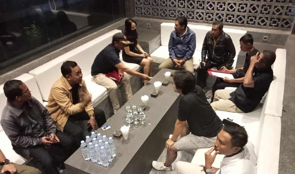 Pemkab Badung mempertemukan The Akmani Legian dengan hiburan malam Legion Club Pool dan Bar untuk mediasi masalah kebisingan, Kamis 10 Agustus 2023.