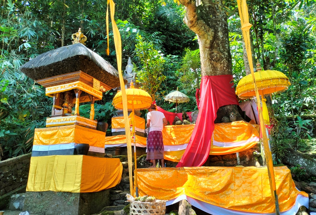 Pura Ratu Malen menjadi bagian dari Pura Luhur Pekiyisan, Beji Agung Sad Kahyangan Jagad Bali, Luhur Batukaru yang terletak di Desa Babahan, Penebel, Tabanan.