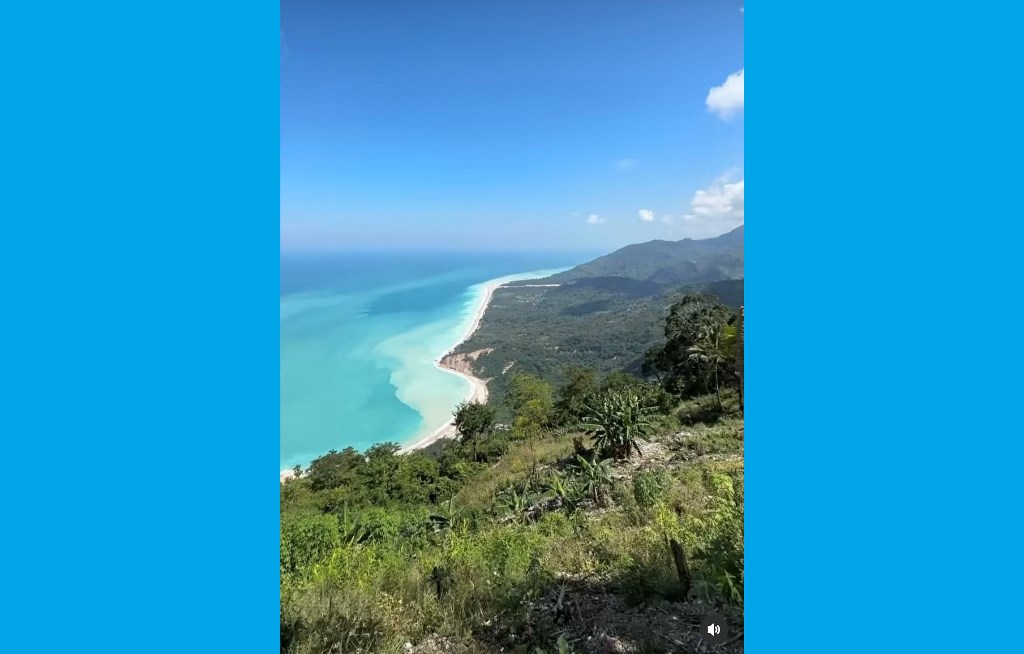 Pemandangan di belakang toilet SD terindah di Indonesia ini tidak teletak di Bali yang terkenal dengan pantainya.