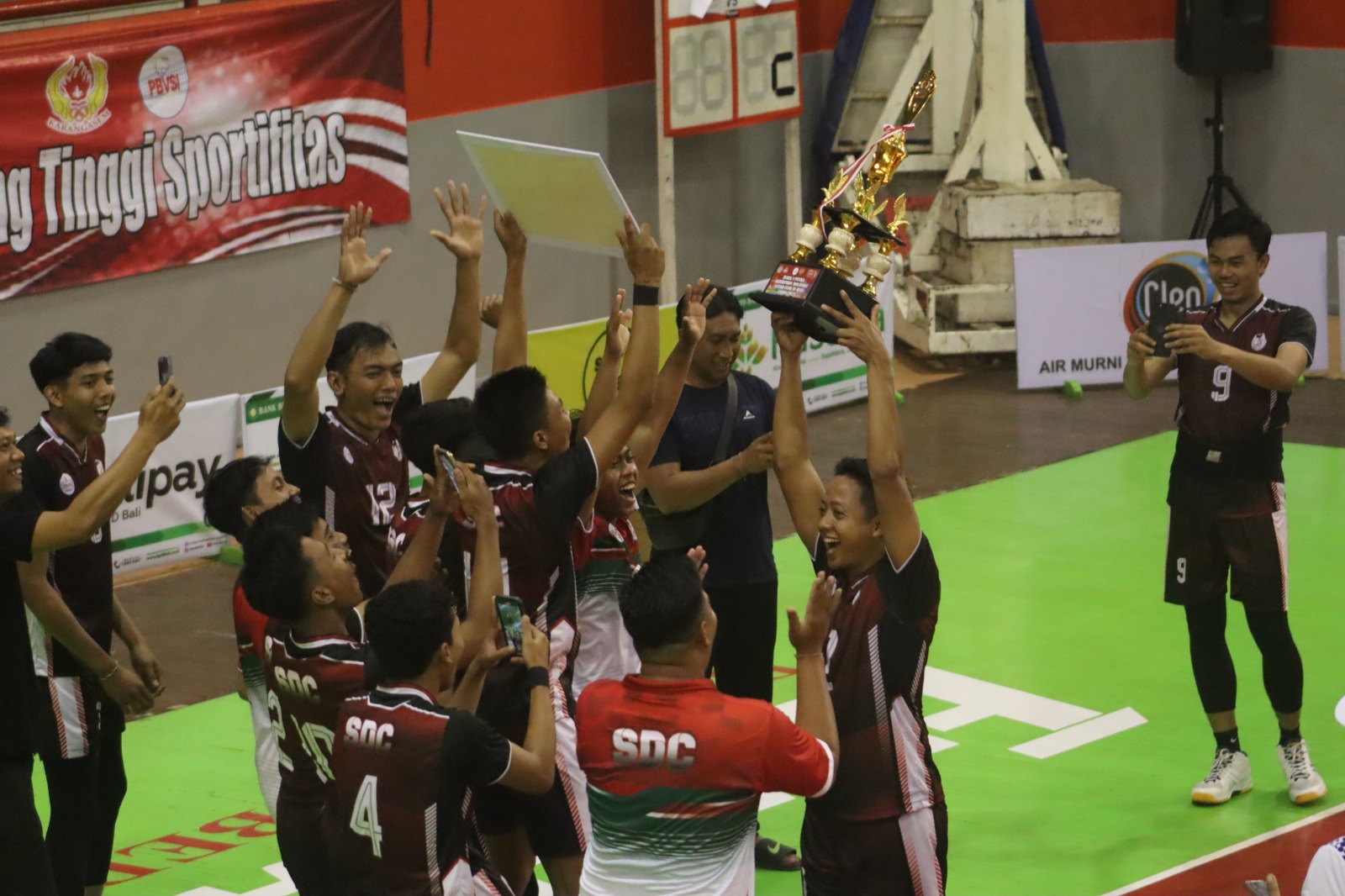 SDC Denpasar (baju merah) berhasil menjuarai Kejurprov bola voli antar klub se-Bali di GOR Gunung Agung, Amlapura, Kamis 10 Agustus 2023.
