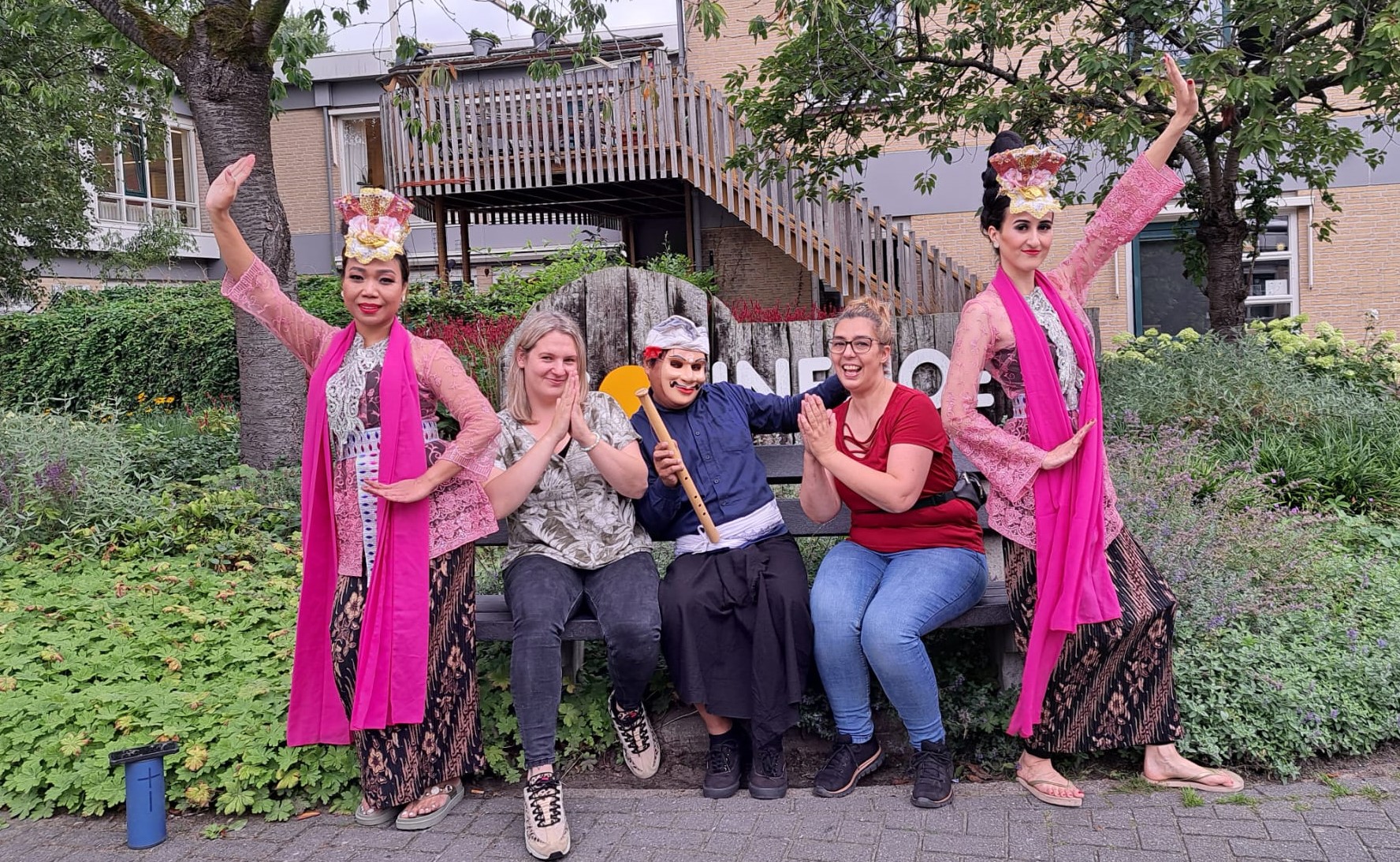 Yayasan seni Aniadi Art usai tampil di Panti Jompo Zonnehoeve Kota Hilversum, Belanda, 5 Agustus 2023 lalu.  Salah satu yang dibawakan adalah gamelan mulut (Gamut).
