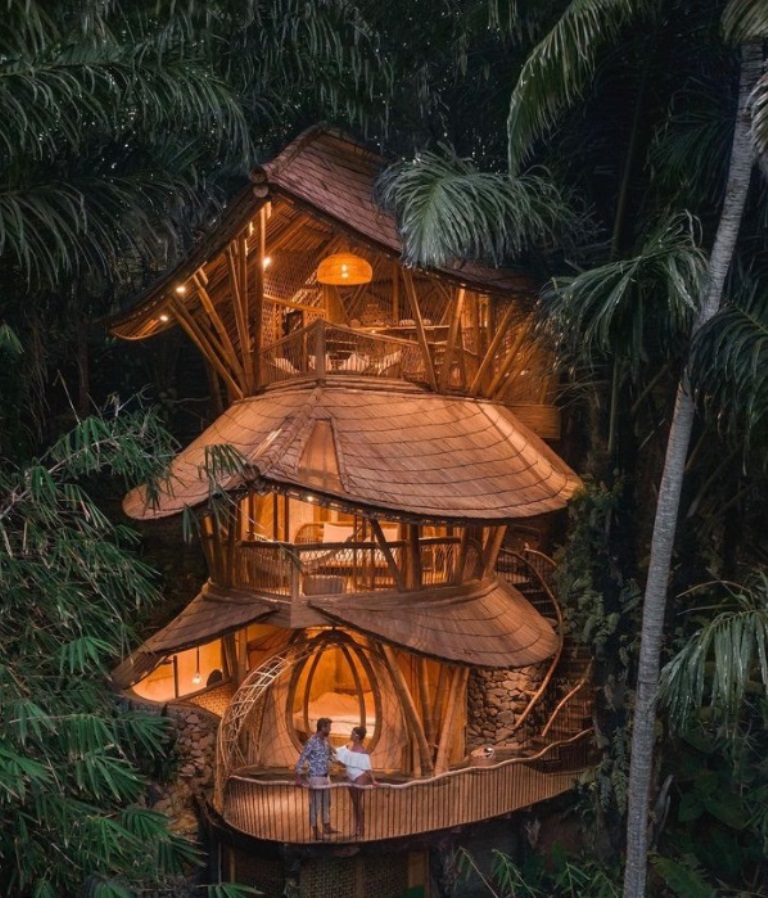 Lokasinya di Sibang Gede, Abiansemal, Badung. Bangunan hotel ini berada di tengah hutan dengan konsep rumah bambu.