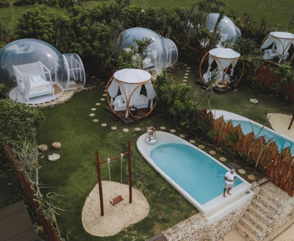 Hotel unik ini berlokasi di Jalan Nunggalan, Nomor 11 Pecatu, Kecamatan Kuta Selatan, Badung.
