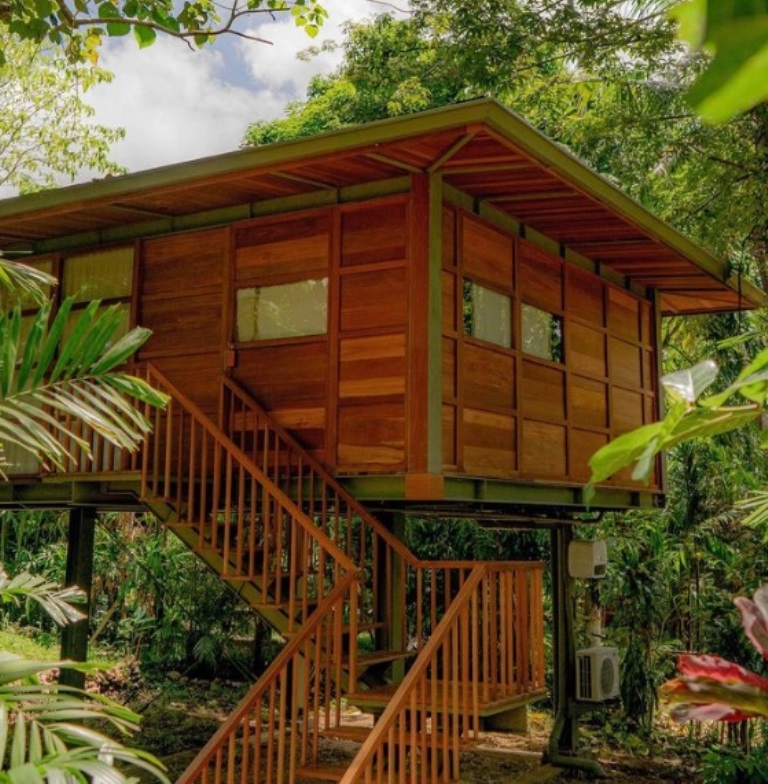 Grun Canggu Garden. Hotel ini cukup unik. Mengusung nama Canggu namun lokasi persisnya bukanlah di Canggu. Melainkan di Jalan Veteran Nomor 87, Buduk, Kecamatan Mengwi, Badung.