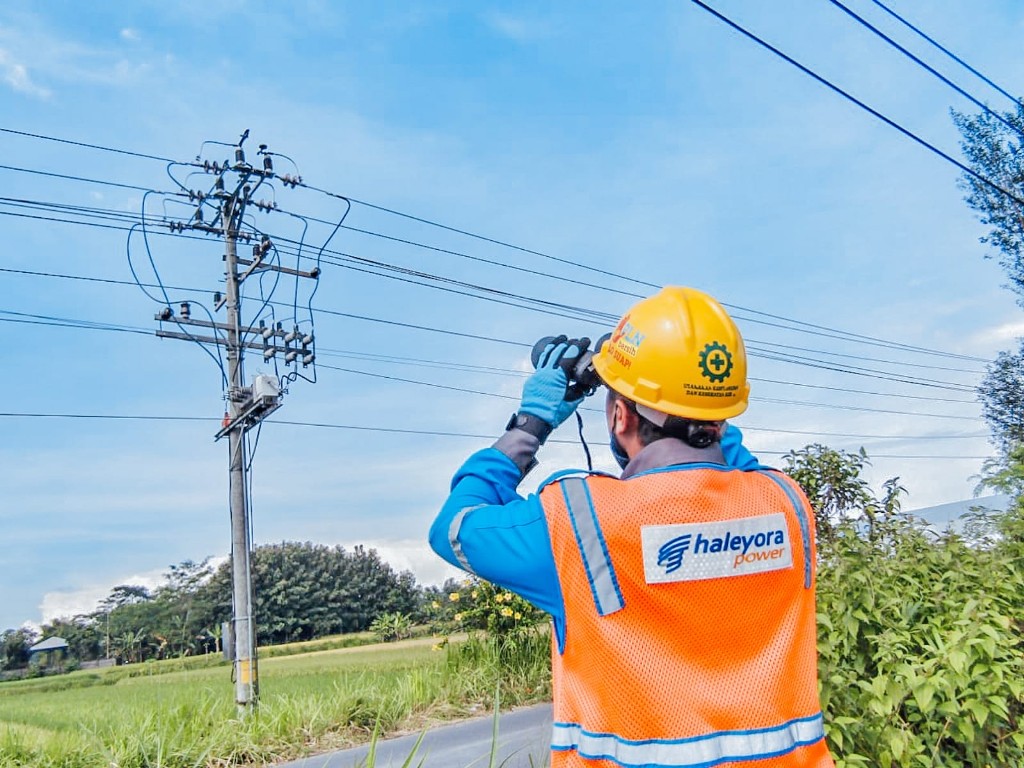 Kabel milik PLN memiliki ciri-ciri khusus dan mudah dikenali dibanding milik instansi lain.
