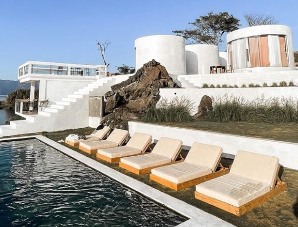 Lake Garden Bali. Hotel ini berbentuk tabung. Hanya ada beberapa kamar saja dan memberi kesan private. Pemandangan yang ditawarkan adalah Danau Batur.