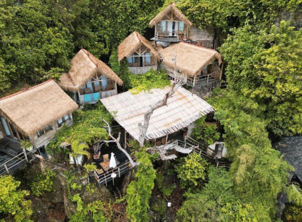 The Korowai Bali, Hotel unik yang satu ini berada di sekitar tebing Pecatu. Lokasinya di Jalan Tj. Simah, Pecatu, Kuta Selatan, Badung.