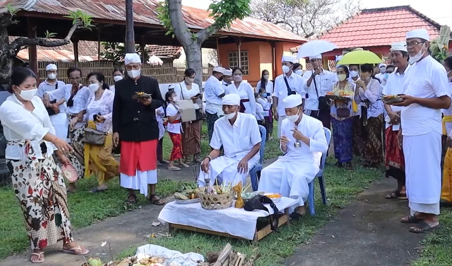 Nawur Palebuh di Desa Adat Buleleng yang dilakukan oleh keluarga mantan krama Tridatu.