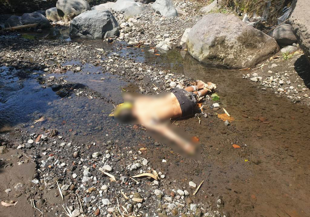 Kondisi mayat laki-laki tanpa identitas di Bali yang ditemukan tergeletak di sungai Janga yang ada di Lingkungan Segara Katon, Kelurahan Karangasem pada Minggu (13/8)