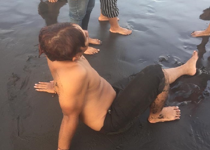 SELAMAT : Korban Muhamad Zohib Dahid setelah diselamatkan petugas saat digulung ombak Pantai Cucukan, Blahbatuh, Sabtu (12/8).
