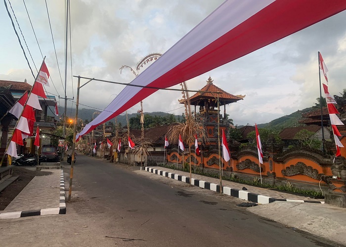 BENDERA : Bendera merah putih dengan panjang 400 meter yang dipasang oleh para pemuda Banjar Pangi, Desa Adat Pikat, Kecamatan Dawan, menyambut hari Kemerdekaan Republik Indonesia yang ke-78.