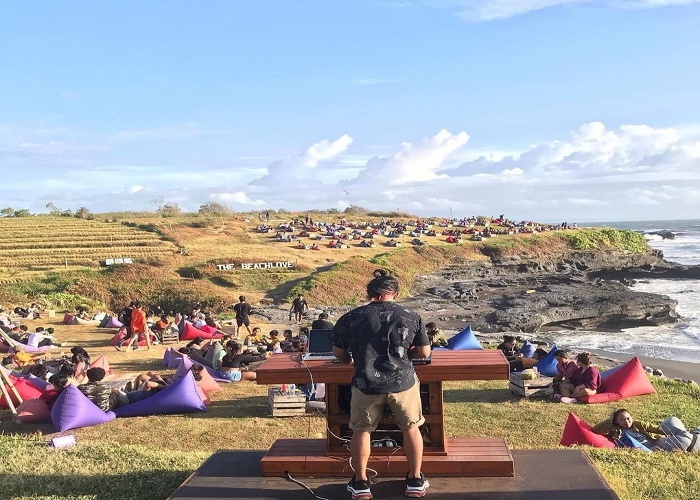 RAMAI : Pantai Cinta sebagai salah satu destinasi wisata di Kecamatan Kediri yang kunjungannya tembus 1000 orang pada momen Manis Kuningan.