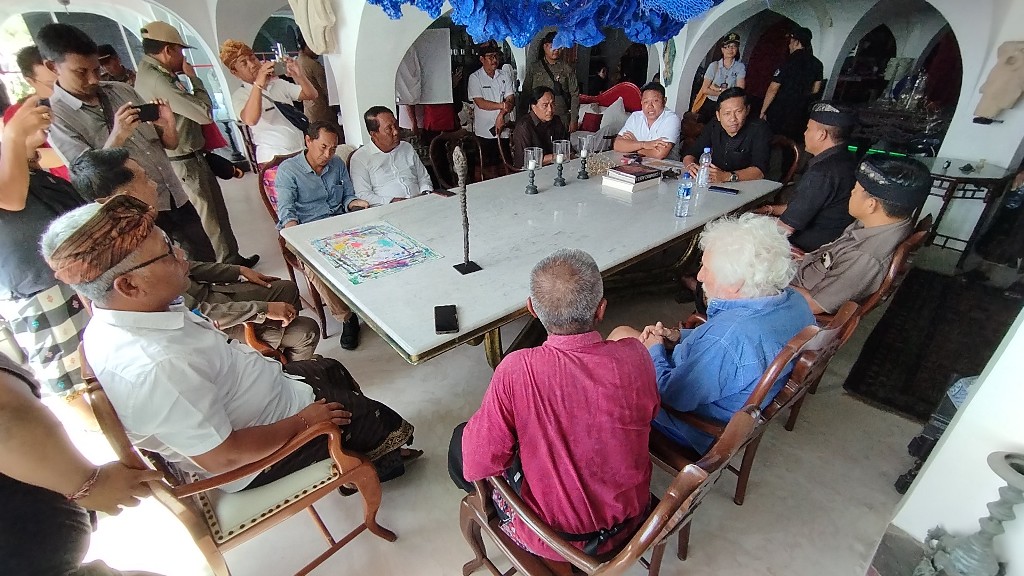 SIDAK: Pertemuan rombongan DPRD Badung dan instansi terkait dengan pihak dari Morabito Art Cliff, Pantai Bingin, Desa Pecatu, Kuta Selatan, Badung Bali, Senin (14/8).