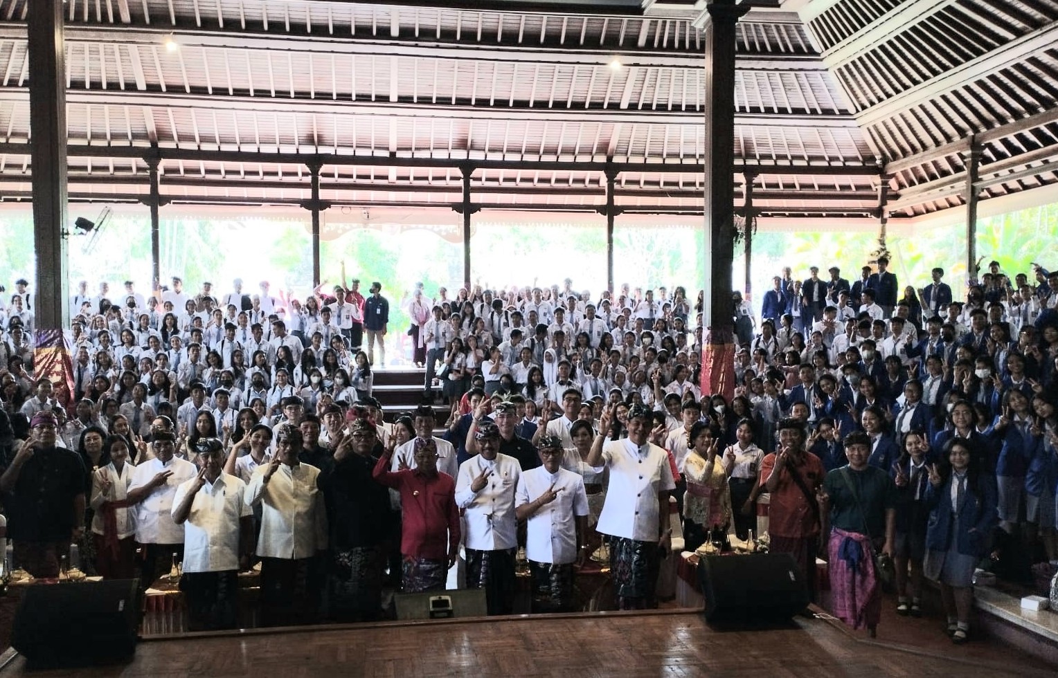 Gubernur Bali Wayan Koster foto bersama dengan pelajar di Wantilan DPRD Bali, Senin 14 Agustus 2024.