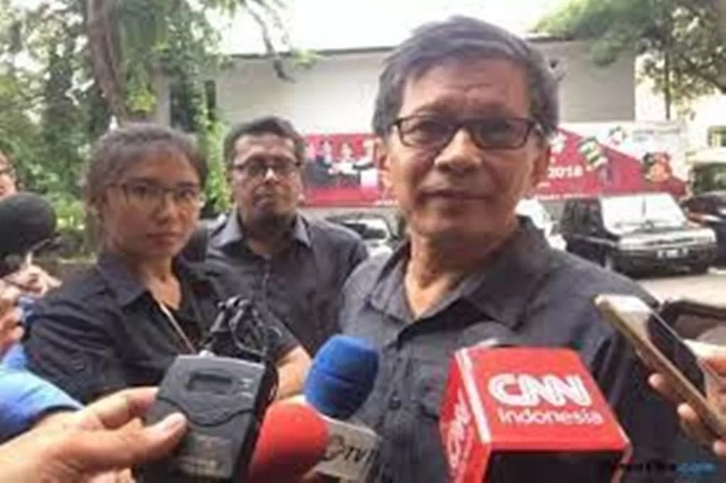 Rocky Gerung adalah tokoh kontroversial yang selama ini dikenal vokal dan sering diundang menjadi pembicara, khususnya di acara politik.