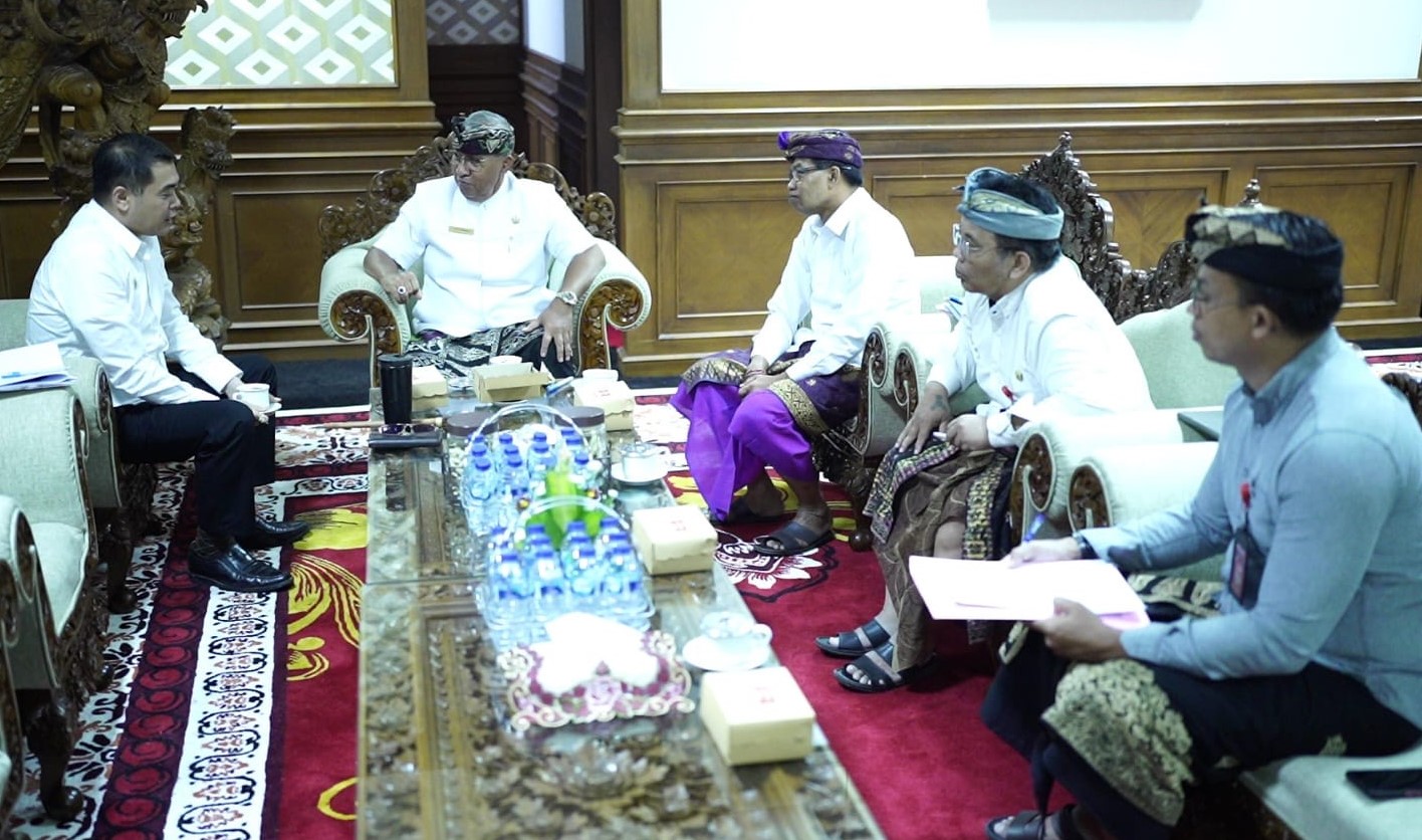 Ketua DPRD Badung Putu Parwata (dua dari kiri) saat menerima kunjungan dari anggota DPD RI I Gusti Ngurah Arya Wedakarna (kiri), di ruangan kerjanya, Senin 14 Agustus 2023.