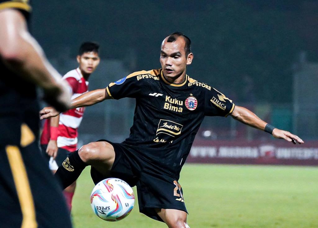 Pemain Persija Ricko Simanjuntak saat melawan Madura United di Bangkalan, Minggu (13/8)