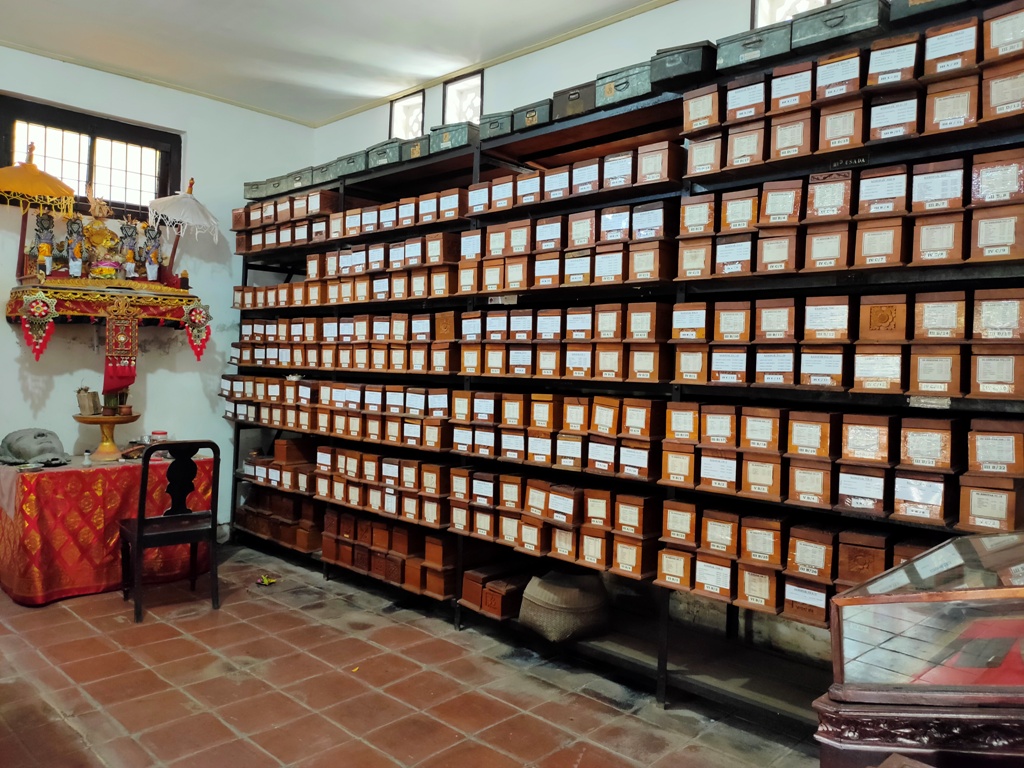 Tempat penyimpanan lontar di Museum Gedong Kirtya, Singaraja